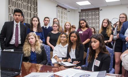 Estudiantes viajan a la capital de Florida para exigir control de armas