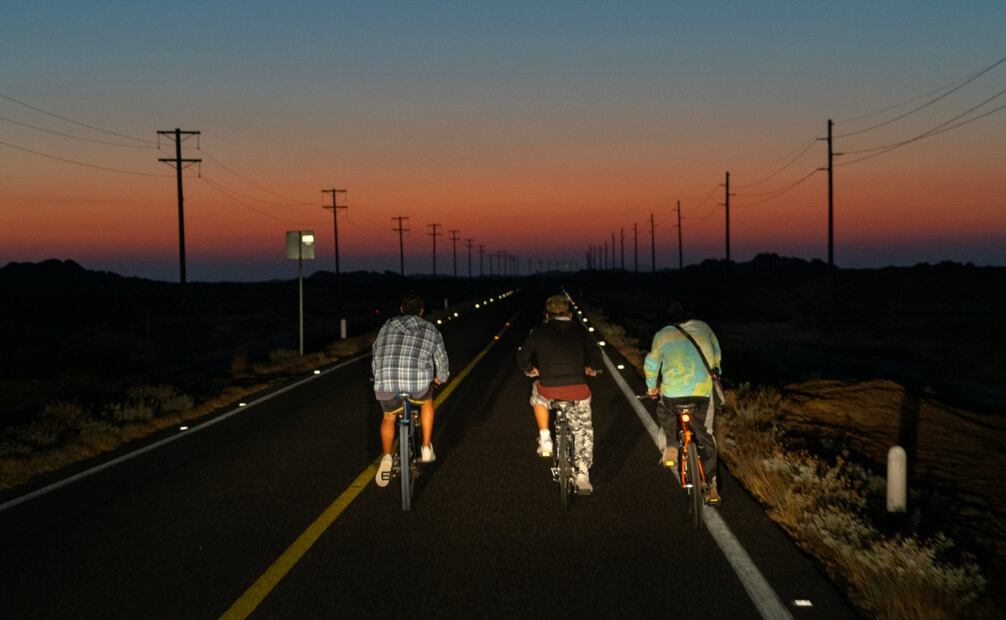 Pedro Carrizales Becerra El Mijis, su hija, pandilleros y los documentalistas recorrieron carreteras en bicicleta o en auto hasta Tijuana, relatan. Foto Especial