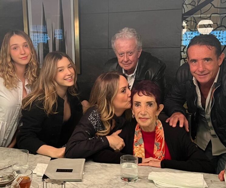 Esta fue una de las últimas fotografías de Andrea junto a su madre, en ella aparecen sus hijas, sus hermanos y su padre. Foto: Instagram