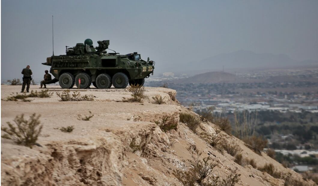 Una tanqueta del Ejército de EU fue desplegada en la frontera entre Ciudad Juárez y Sunland Park, Nuevo México, el 27 de marzo de 2025. Foto: Christian Torres/EL UNIVERSAL