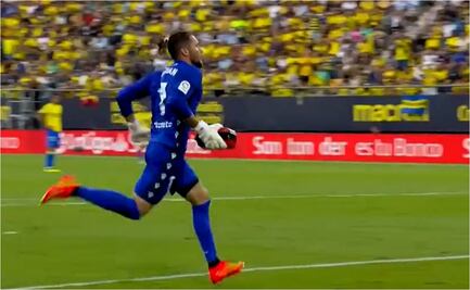 VIDEO: Portero del Cádiz recorre toda la cancha para lanzar equipo médico a la tribuna