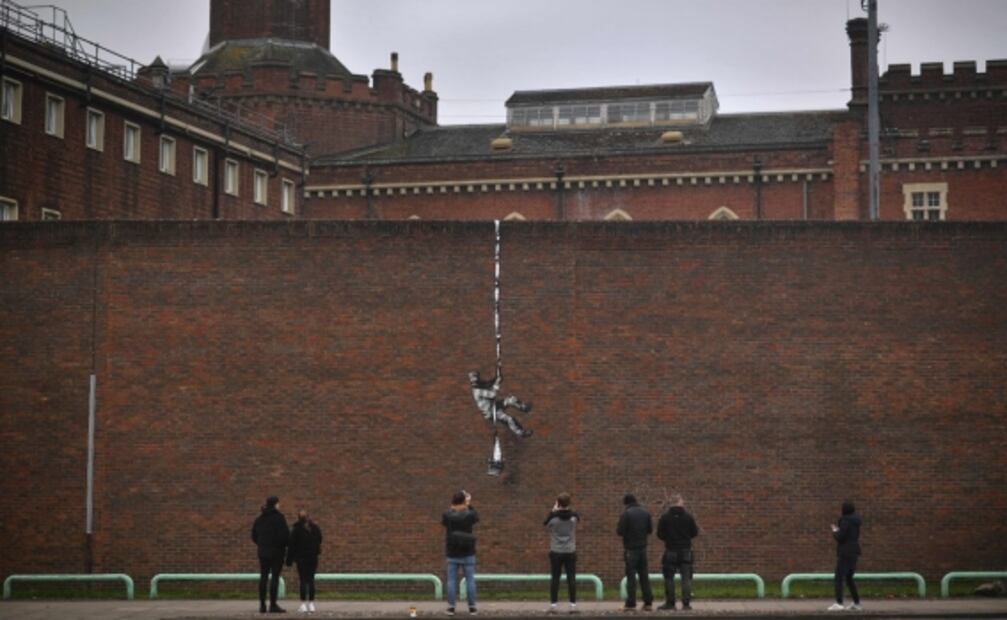 ¿Es un Banksy? Aparece obra de arte callejera en los muros de una prisión inglesa
