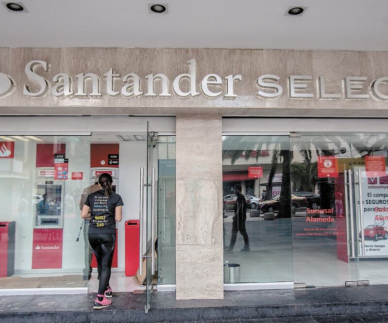 El financiamiento de Santander vía tarjetas de crédito creció 5.8%. ARCHIVO EL UNIVERSAL