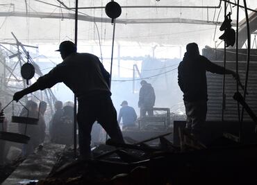 Sheinbaum recorre área afectada por incendio en mercado de la Merced