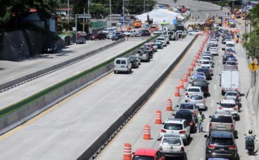 ​Continúa tráfico en Paso Exprés Tlahuica