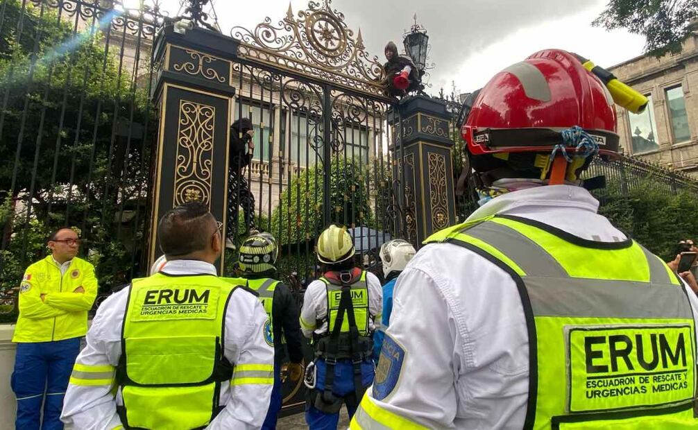 Autoridades buscan que manifestantes bajen de la estructura (19/06/2025). Foto: Juan Carlos Williams / EL UNIVERSAL