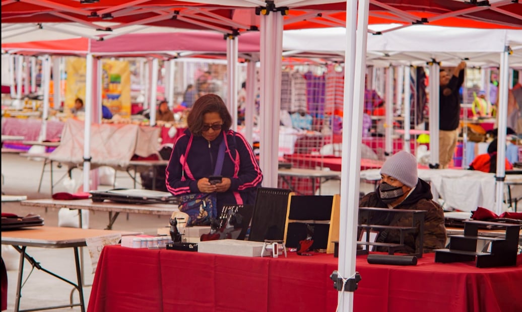 Personal de obras y Servicios alista el alumbrado decorativo para las fiestas decembrinas y fin de año; mientras, comerciantes acomodan sus puestos y productos para ofrecerlos en la romería de la plancha del Zócalo capitalino, el lunes 8 de diciembre de 2025. Foto: Osmar Alvarado/EL UNIVERSAL