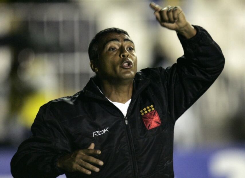 “Loco” Abreu será técnico y jugador a sus 42 años
