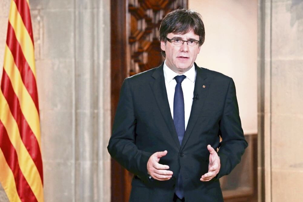 El presidente catalán, Carles Puigdemont, durante la declaración que realizó ayer desde el palacio de la Generalitat, en Barcelona. (AP)