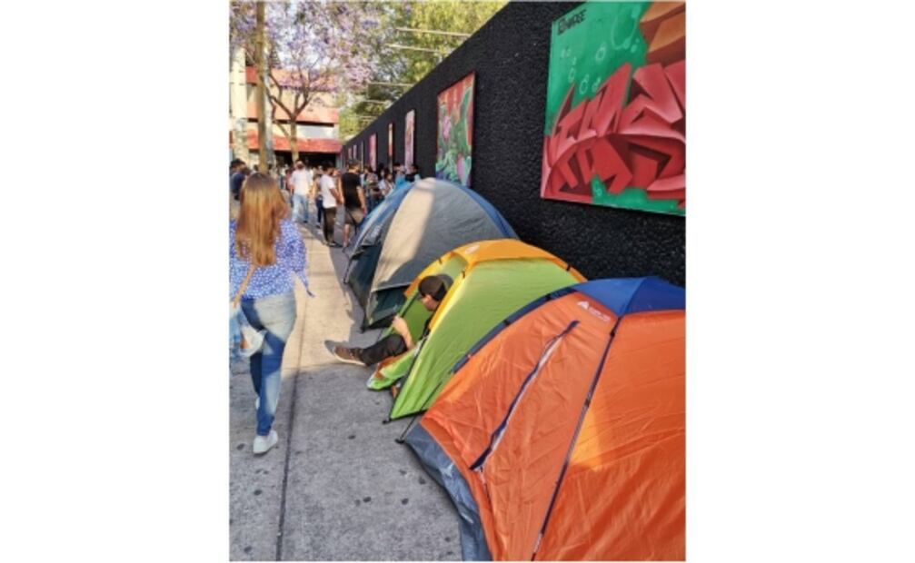 Acampan fans afuera del Foro Sol para ver a Coldplay: "Nos empezamos a formar desde las siete de la mañana"