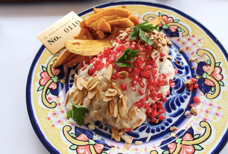 Chile en nogada del restaurante La Buena Barra. Foto: Sofía Danis / EL UNIVERSAL
