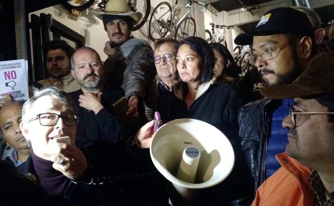 Vecinos tras conocer los resultados de la consulta. FOTO: Phenelope Aldaz