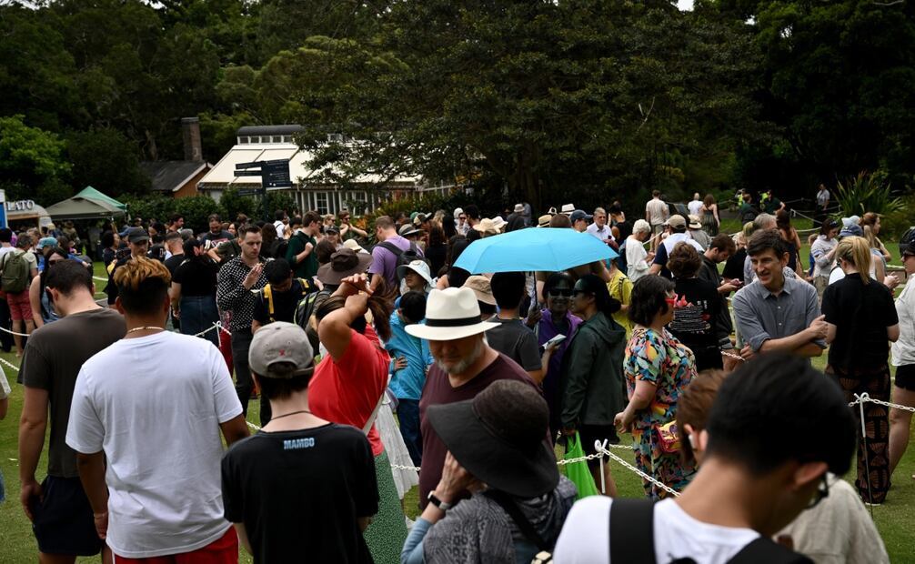 La gente hace cola para ver la rara y amenazada flor cadáver. Foto: EFE