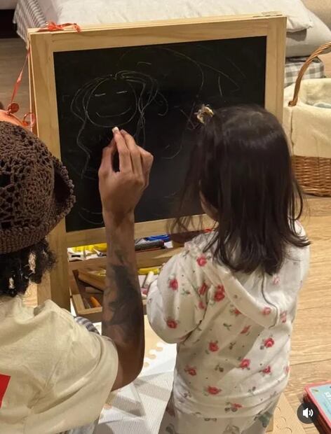 Cazzu presume a su hija Inti pintando en un pizarrón.