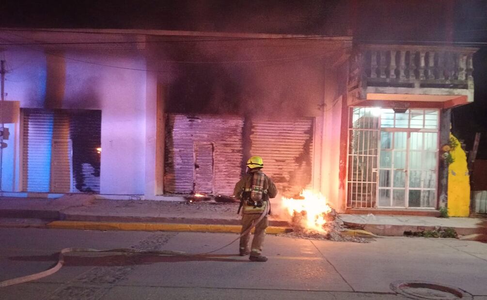 Incendio a comercio en Juchitán, Oaxaca. Foto: Especial