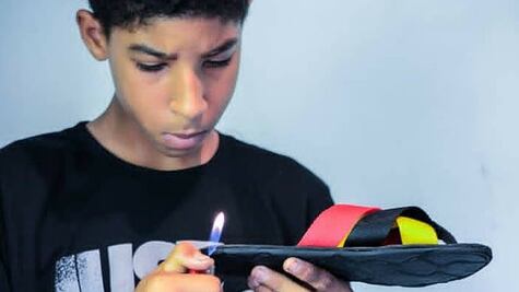 El exitoso mercado de chanclas que un niño de 14 años se inventó en Venezuela