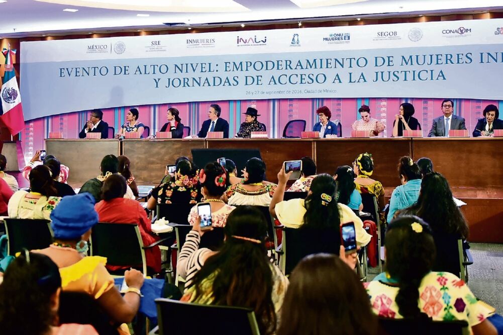 El secretario de Gobernación, Miguel Ángel Osorio Chong, afirmó que mantendrá el apoyo a familiares de los normalistas, en un encuentro con mujeres indígenas (SEGOB)