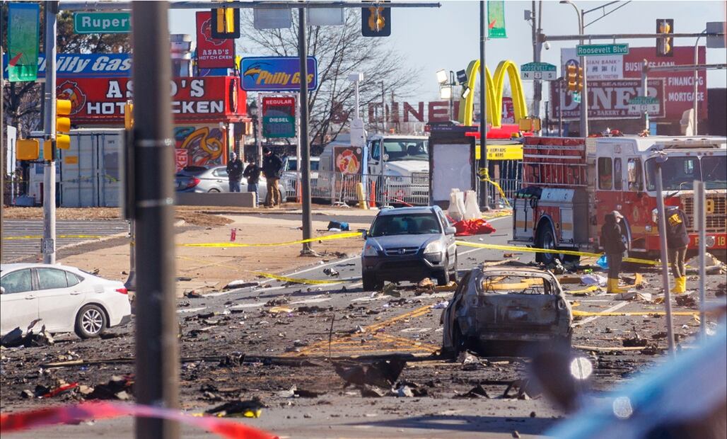 Investigadores trabajan en la escena, el 1 de febrero de 2025, en donde una avión de transporte médico se estrelló en Philadelphia. Foto: EFE