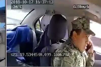 Se disfraza de marino y policía para robar camión y patrulla en Tlalnepantla