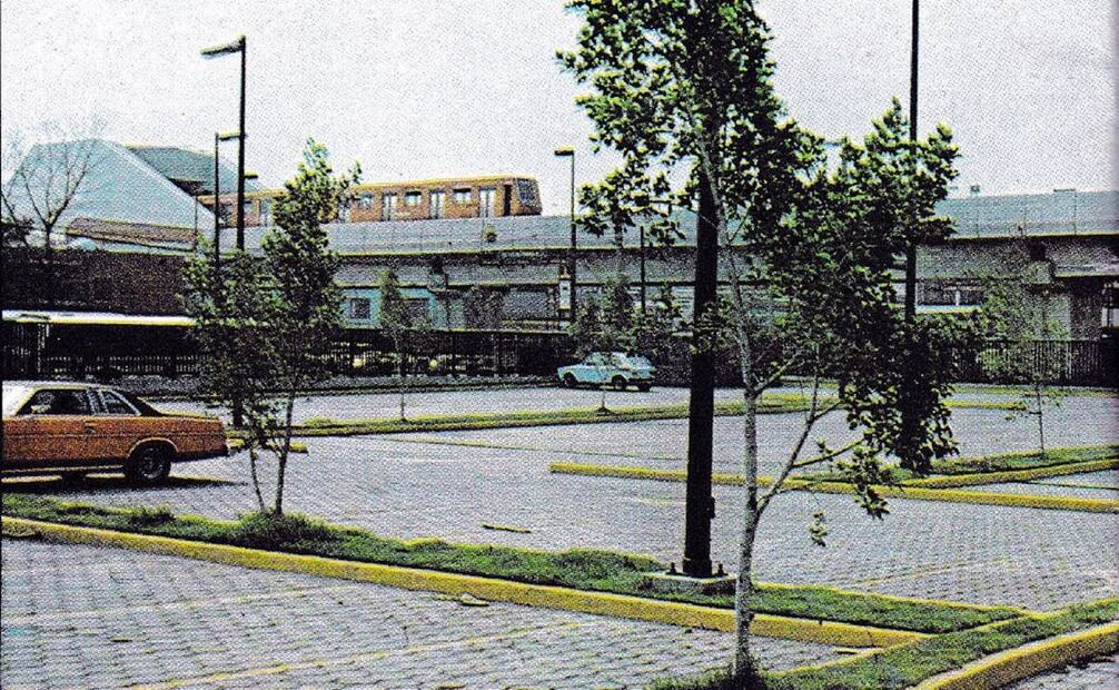 Un tren de línea 4 sale de la estación Canal del Norte con dirección a Martín Carrera, poco después de su inauguración. Al fondo se encuentra el cruce de avenida Canal del Norte y Congreso de la Unión, además se aprecia el estacionamiento instalado en el costado nororiente de la estación, con una superficie de 6 mil 500 metros cuadrados y capacidad para 260 automóviles; el espacio es actualmente ocupado por el Mercado Minillas.
Imagen: Tomada de Facebook Metronomía.