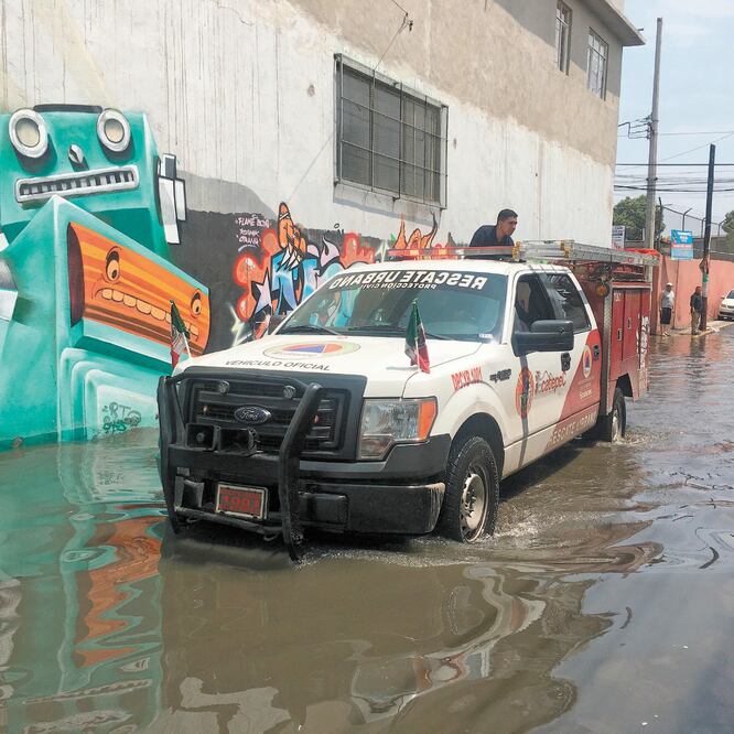 La Comisión del Agua del Estado de México precisó que la lluvia del martes tuvo un registro de 54 milímetros por segundo en los límites de Ecatepec y la alcaldía capitalina Gustavo A. Madero. FOTOS: EMILIO FERNÁNDEZ. EL UNIVERSAL