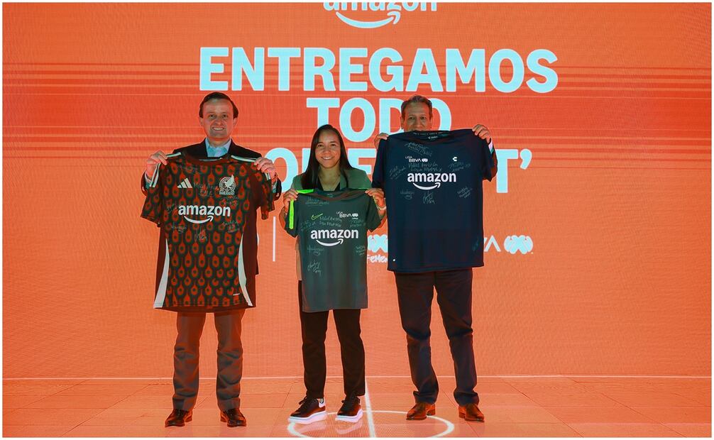 Mikel Arriola, Charlyn Corral y Pedro Huerta posan durante el anuncio de la alianza | FOTO: Cortesía
