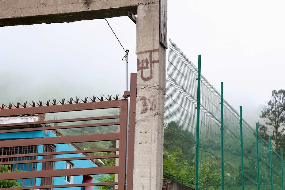 Fachada de una vivienda marcada con el emblema de un grupo criminal que controla la región. Sus habitantes fueron obligados a abandonar la comunidad debido a sus presuntos vínculos familiares con el grupo contrario. Foto: Valente Rosas.