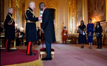 Idris Elba recibe el título de caballero de manos de Carlos III por su labor con la juventud y contra la violencia