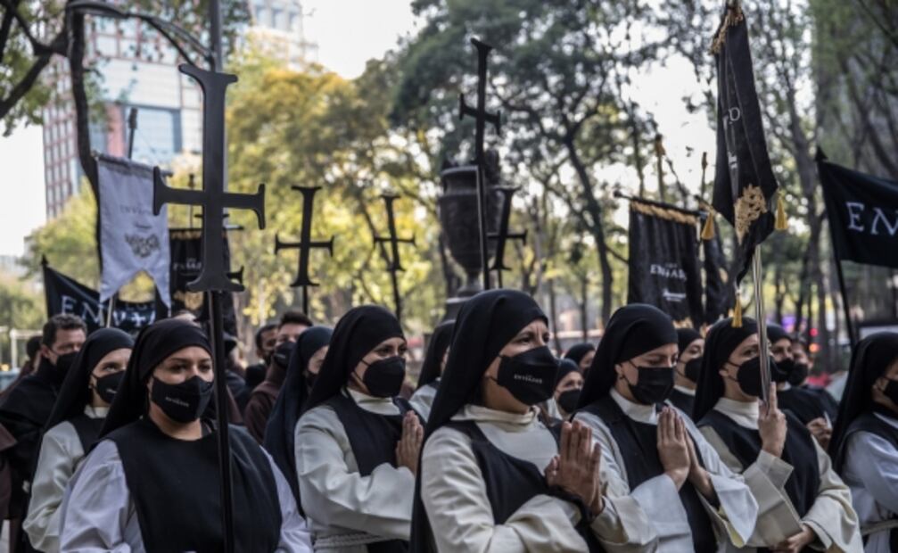 Monjes y monjas, cardenales y arzobispos invaden Avenida Reforma