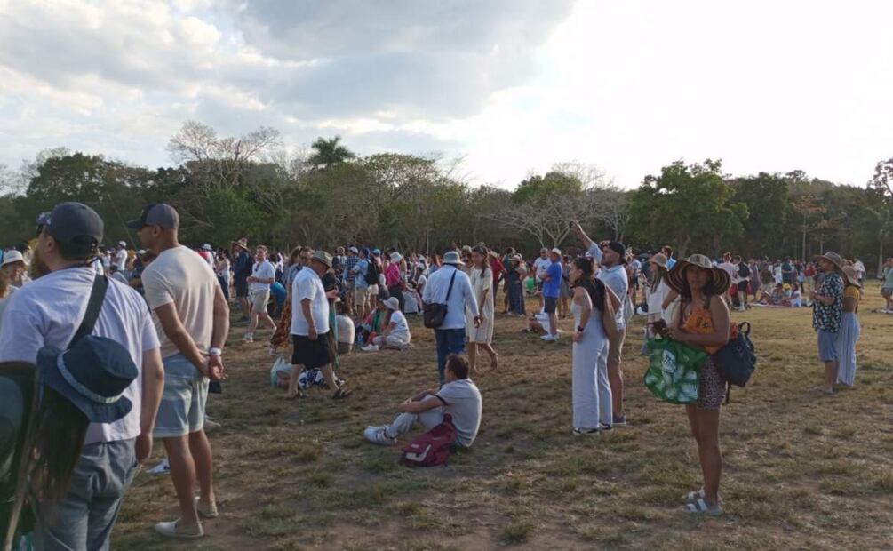 Un gran número de visitantes que arribaron al sitio arqueológico en Yucatán (20/03/2025). Foto: Especial