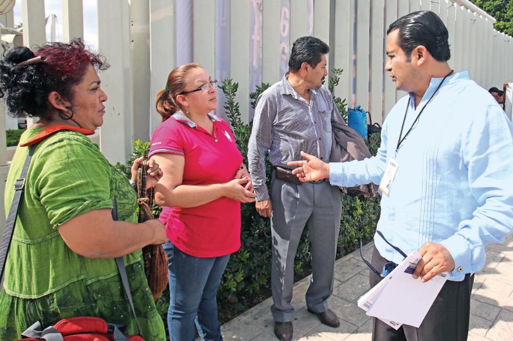 Moisés Robles Cruz, director del IEEPO, habló ayer con docentes que serán evaluados, en la Ciudad Administrativa (JUAN CARLOS REYES. EL UNIVERSAL)