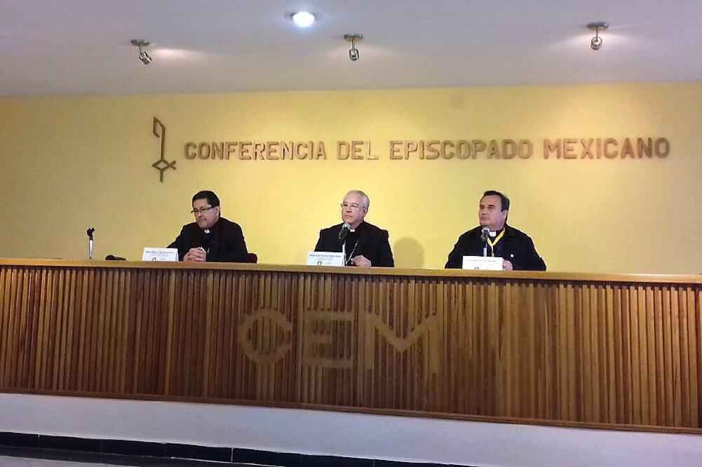 El presidente de la CEM, Francisco Robles (centro), dijo que a los partidos políticos les falta clarificar el proyecto de país que ofrecen para 2018, y que la Iglesia católica debe fomentar la participación ciudadana en el proceso electoral (CEM)