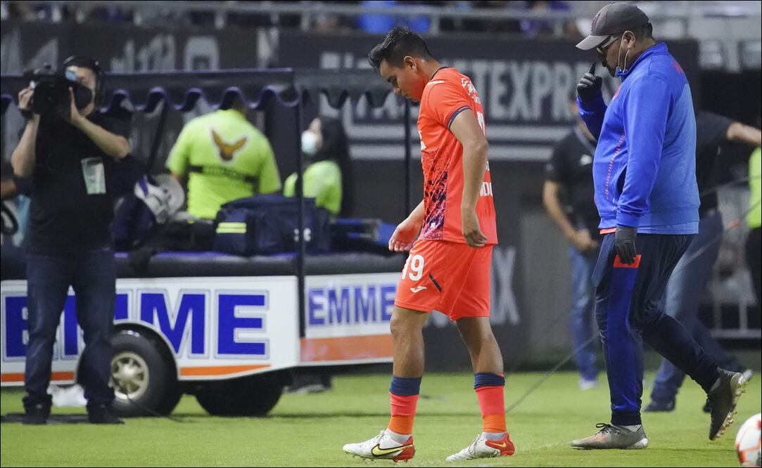 CHARLY RODÍGUEZ SALIÓ LESIONADO DEL ÚLTIMO PARTIDO DE CRUZ AZUL - FOTO: IMAGO7