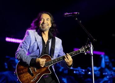 El Buki deleita a fans con música, anécdotas y baile; la lluvia no impide lleno total en el GNP