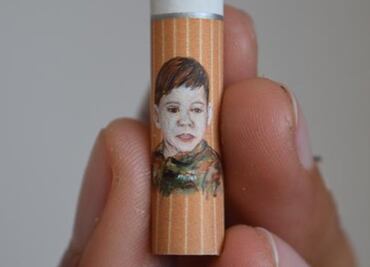 Artista crea conciencia ambiental con pinturas en colillas de cigarro