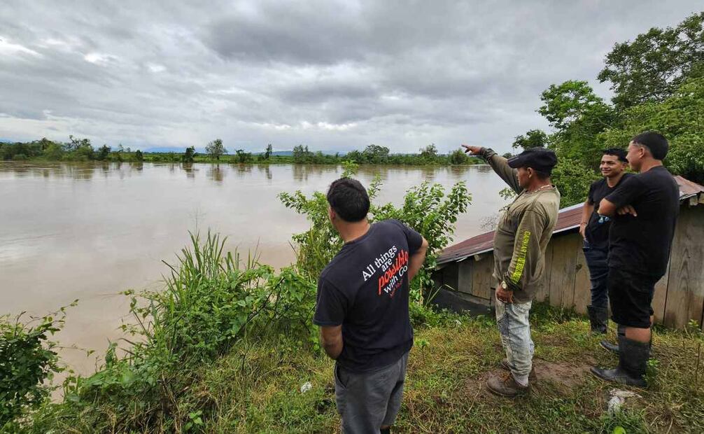 Habitantes de campo Naranjo Chino observan el aumento del caudal del río Úlua por la tormenta tropical Sara este sábado, en El Progreso, en Honduras. Foto: EFE