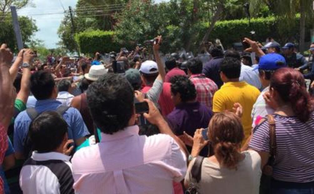 Policía repele a manifestantes en Congreso de QRoo
