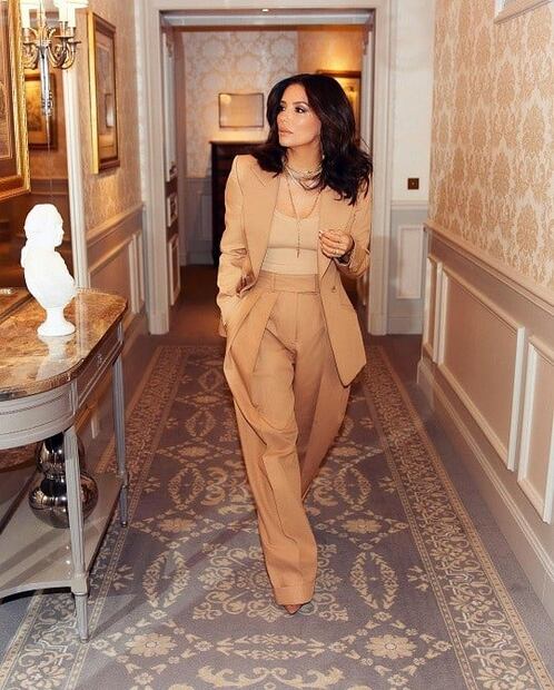 Eva Longoria muestra cómo lucir elegante con un total look beige