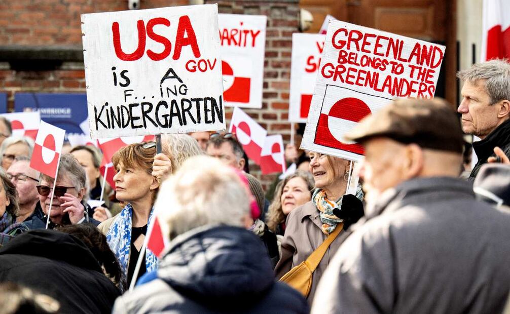 Personas se congregan para una protesta frente a la embajada de Estados Unidos en Copenhague, Dinamarca. (29/03/25) Foto: EFE