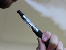 Prohibición de vapeadores propicia "mercado negro" en manos del crimen, afirman especialistas; advierten mayor evasión fiscal