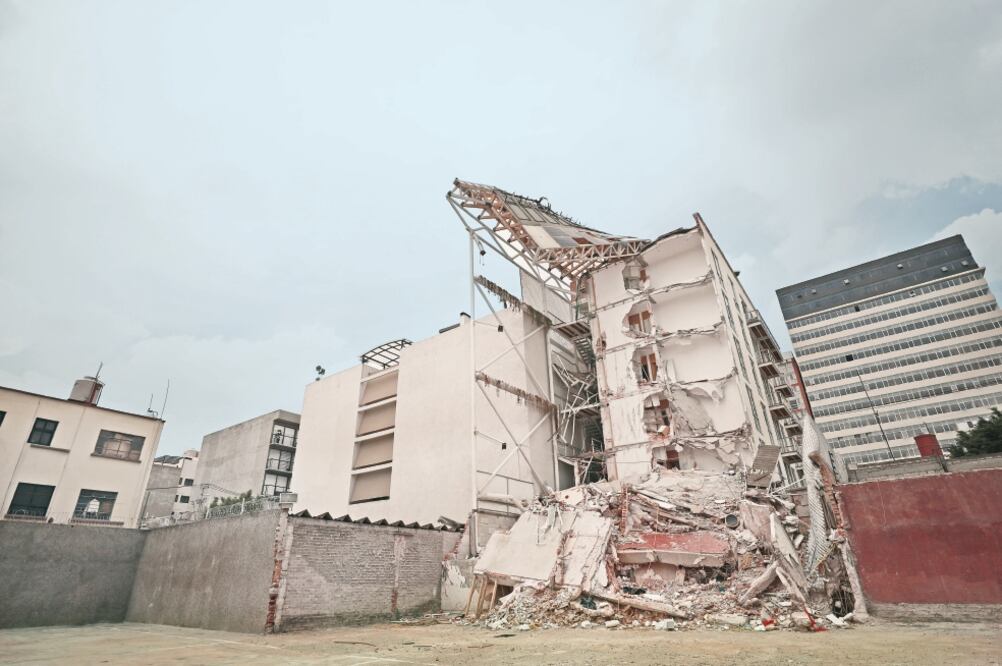 Vecinos urgen a realizar peritajes en el edificio colapsado de Zapata 56, colo n ia Portales, para verificar la calidad de los materiales con los que fue construido. (ARCHIVO EL UNIVERSAL)