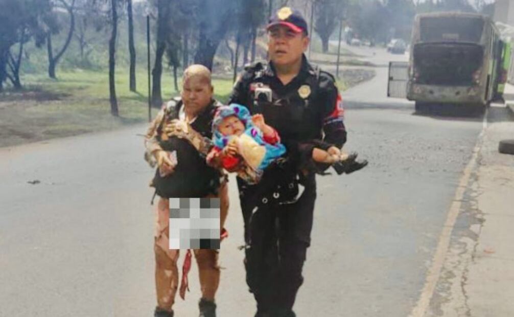La imagen de Alicia Matías recibiendo ayuda de personal de la SSC tras lograr escapar con su nieta del incidente, se volvió viral y el caso ha conmovido a millones en México. Foto: Especial.