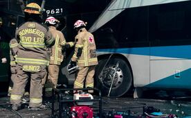 Chocan dos camiones de transporte público en Monterrey; cuatro personas quedan prensadas