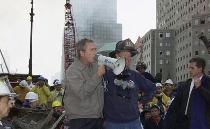 Bombero del 11-S que posó con Bush en fotos icónicas muere a los 91 años