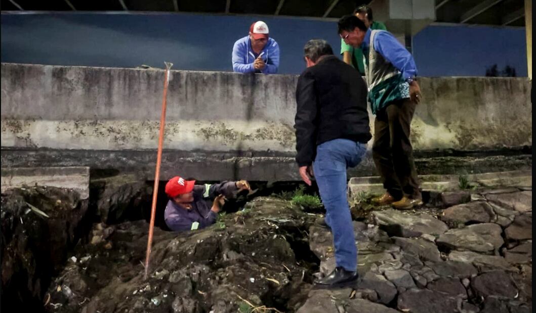 Personal de Protección civil inspeccionan la zona del Puente de la Concordia, en Iztapalapa, donde se formó una grieta por lo que el paso a la circulación se mantiene cerrada, el martes 30 de septiembre de 2025. Foto: Luis Camacho/EL UNIVERSAL