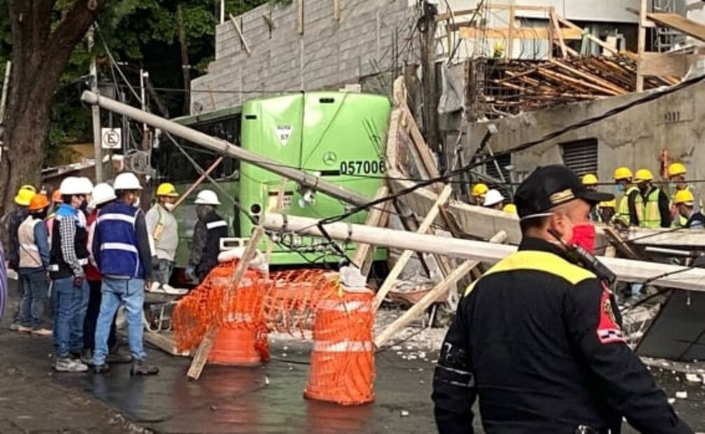 Cae barda de un segundo piso y golpea a camión en inmediaciones del paradero Barranca del Muerto  