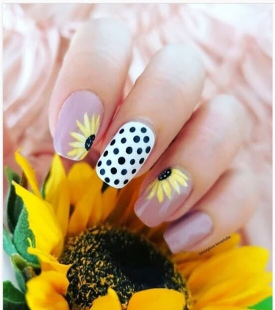 Reinventa tu manicura con las flores más hermosas del verano
