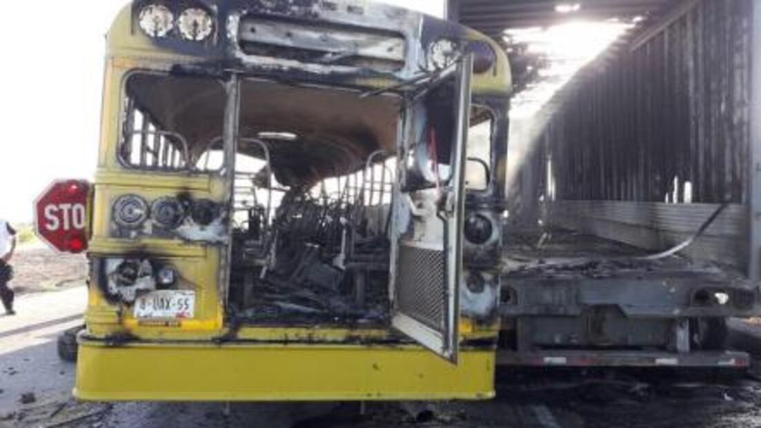 Choque de camión y dos tráilers deja un muerto en Sonora