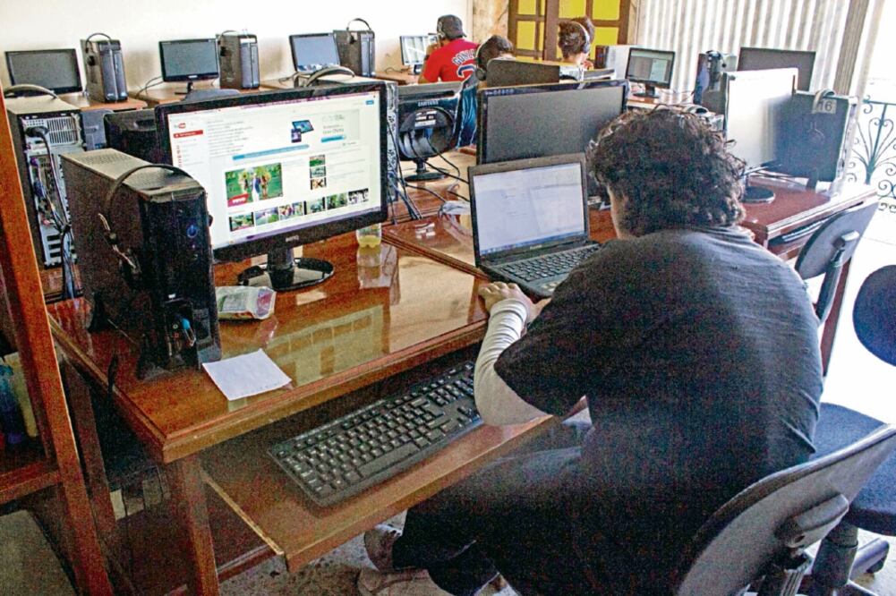 De acuerdo con el estudio, el tiempo promedio de conexión es de ocho horas y un minuto, siendo Facebook y WhatsApp las redes preferidas por los usuarios (ARCHIVO EL UNIVERSAL)