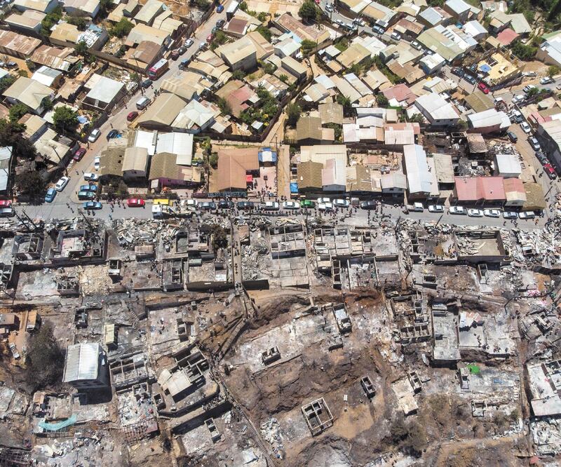 Vista aérea de las casas quemadas después del incendio forestal en el cerro Rocuant en Valparaíso, Chile. Foto: PABLO ROJAS MARADIAGA. AFP